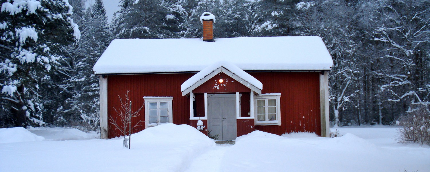 Zweeds vakantiehuis in de sneeuw